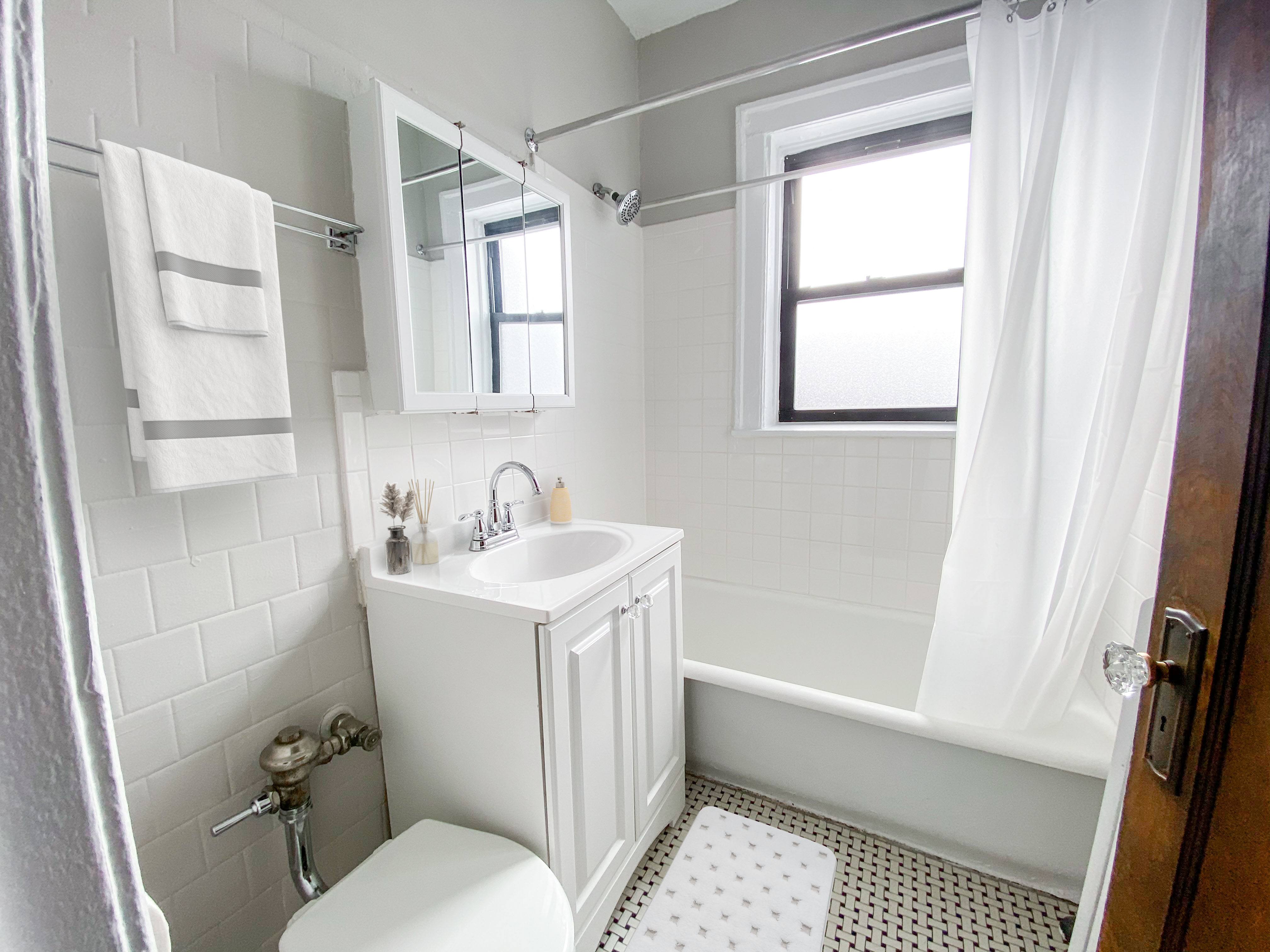 649-57 W. Oakdale Ave./2919-21 N. Clark St. 649-57 W. Oakdale Ave., Chicago, IL 60657 Lake View East - Leasing by Cross Street